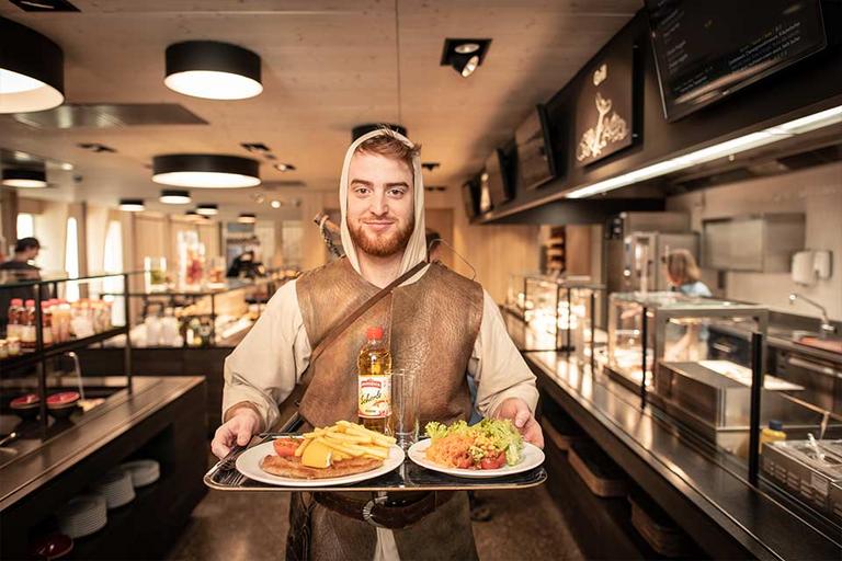 Mehr zu unserer Gastronomie Wilhelm Tell mit Servier-Tablet im Restaurant der Gotthardraststätte